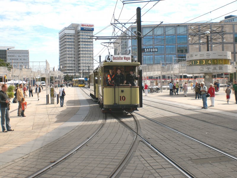 Tw 10 mit Beiwagen biegt ab zum S-Bhf Alexanderplatz, Berlin Juli 2009