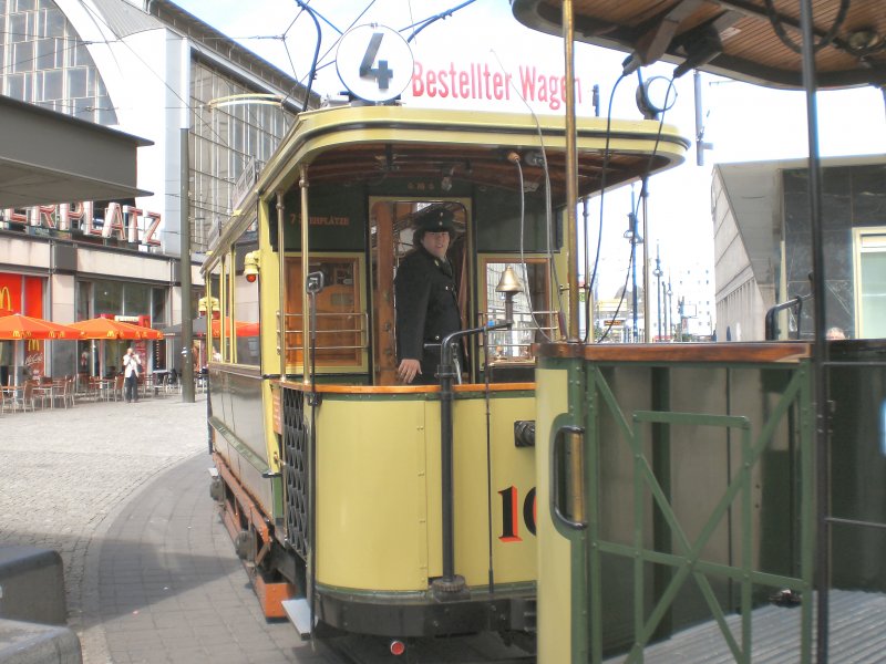 Tw 10 mit Beiwagen biegt ab in die Dircksenstrasse am S-Bhf Alexanderplatz, Berlin Juli 2009