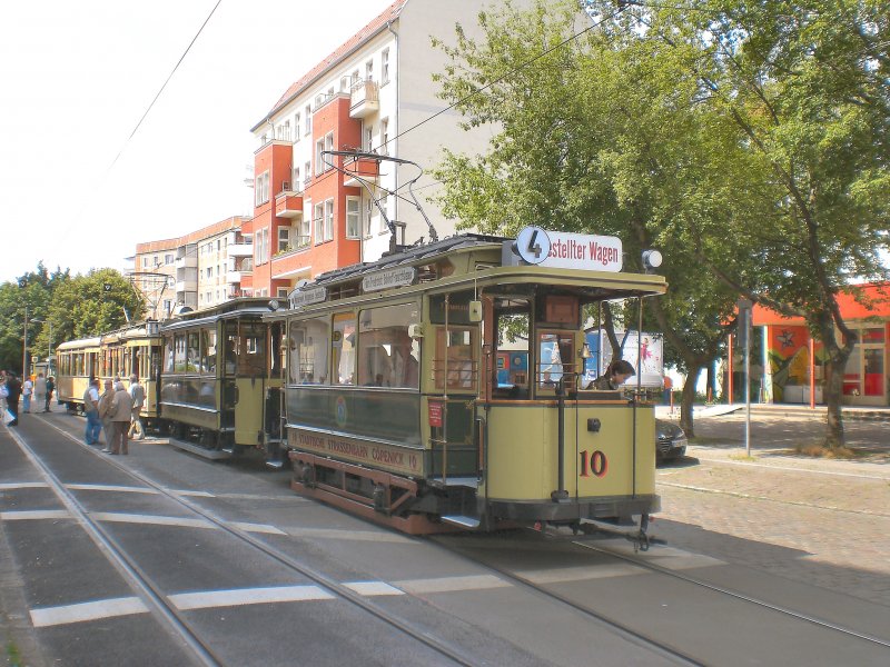 Tw 10 mit Beiwagen, dahinter T24-Zug in der Schleife an der Warschauer Strasse, Berlin Juli 2009