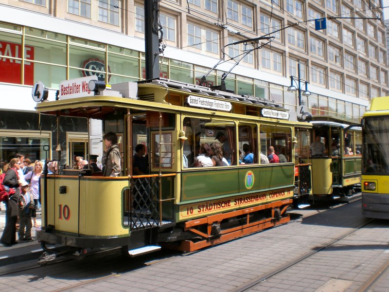 Tw 10 mit Beiwagen gut besetzt am Alexanderplatz, Juli 2009