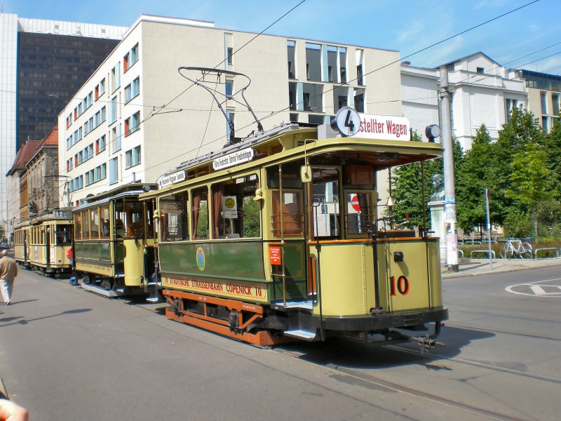 Tw 10 mit Beiwagen vor T24-Zug in der Wendeschleife am Kupfergraben, Berlin-Mitte Juli 2009