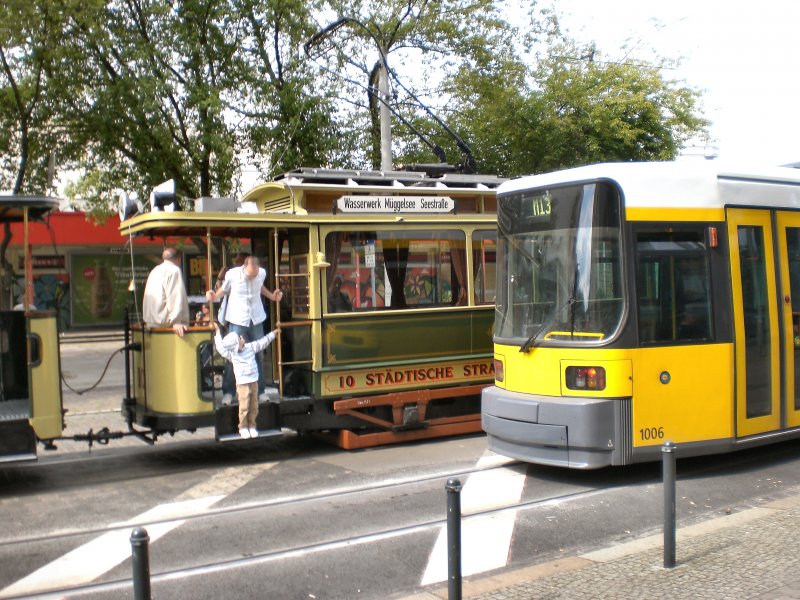 Tw 10 neben Niederflurwagen, Berlin Juli 2009