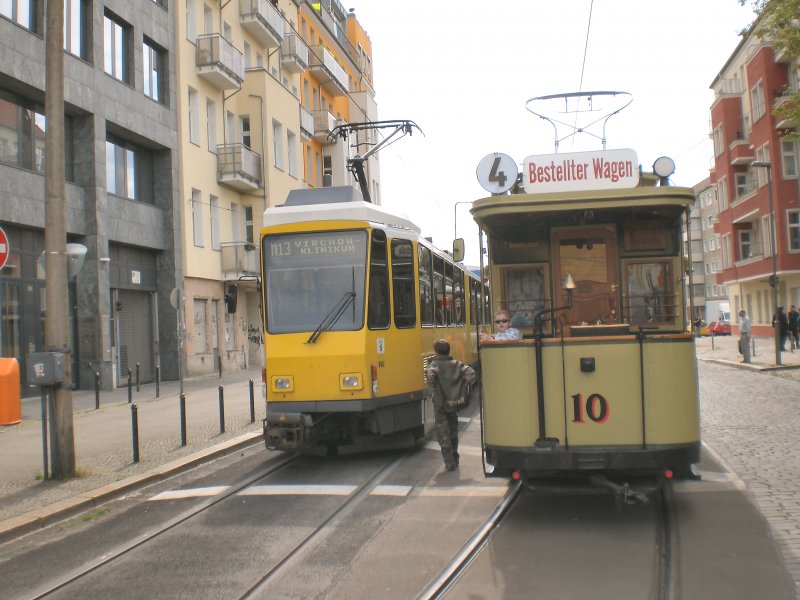 Tw 10 neben TATRA-Zug der Linie M13, Schleife Warschauer Strasse, Berlin Juli 2009