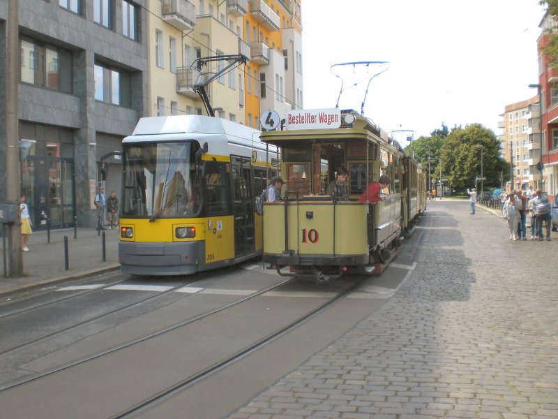 Tw 10 und Niederflurwagen der Linie M13, Endstelle Warschauer Strasse im Juli 2009
