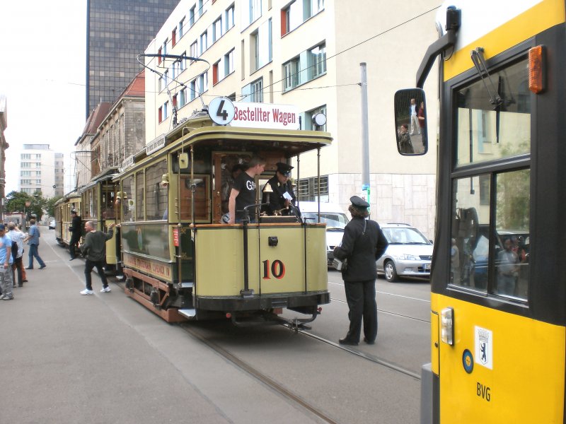 Tw 10 in der Schleife Am Kupfergraben, Berlin Juli 2009