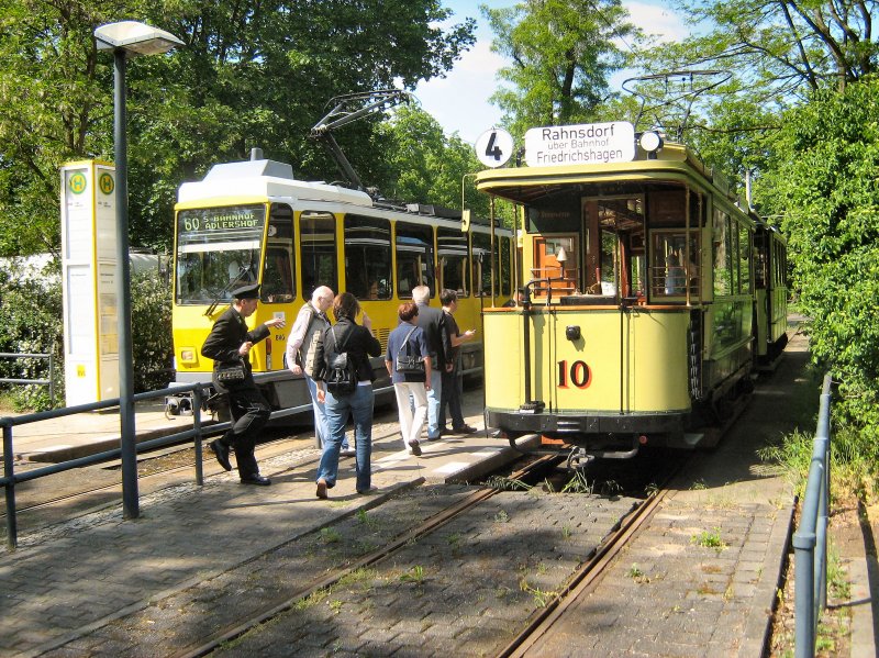 'Tw 10 und TATRA KT4D an der Endstation Ales Wasserwerk in Friedrichshagen, 10.5.2009