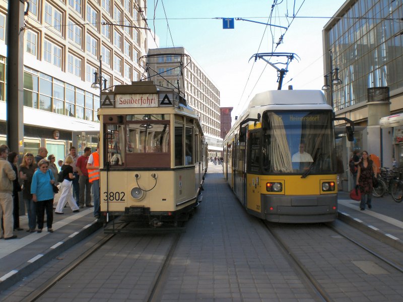 Tw 3802 neben Niederflurwagen an der Hst. Alexanderplatz, Sommer 2007