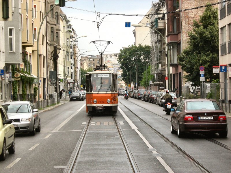 Tw 482 aus dem vorausfahrenden hist. Strassenbahnzug fotografiert, Berlin-Mitte Sommer 2008