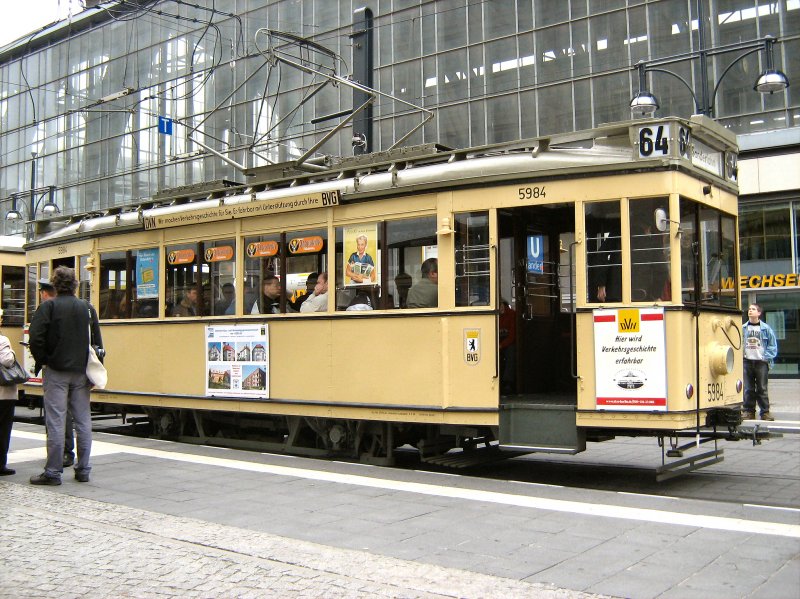 Tw 5984 kurz vor der Abfahrt am S-Bhf. Alexanderplatz, 12.10.2008