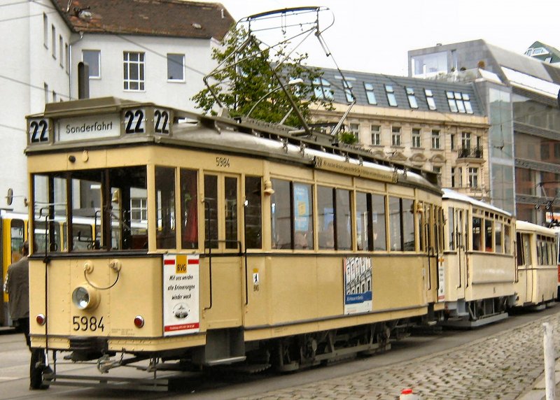 Tw 5984 mit zwei Beiwagen am Hackschen Markt, Berlin Sommer 2008