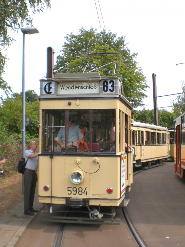 Tw 5984 vor zwei Beiwagen in der Schleife Mahlsdorf, Berlin 9.8.2009
