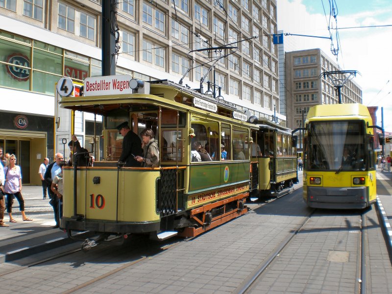 Vor dem Start zur neuen Themenfahrt: Tw 10 am Alexanderplatz, Juli 2009