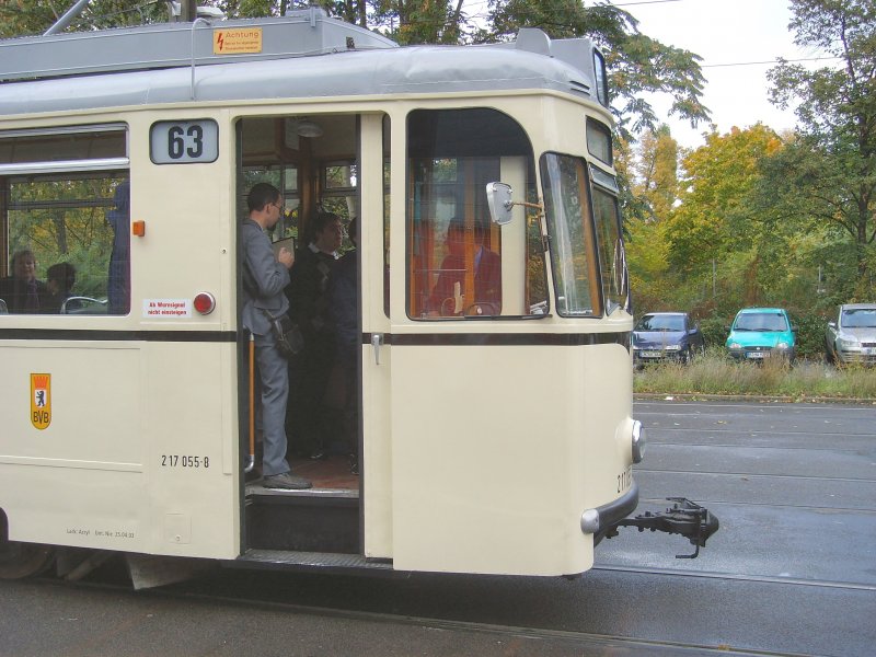 Vordere Zustiegst�r am REKO-Triebwagen mit Linienbezeichnung 63, Berlin Oktober 2009